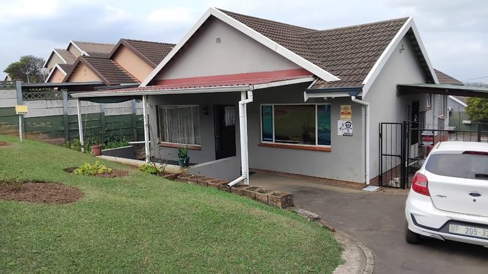 For Sale: House in Woodlands with 3 bedrooms, garden, and entertainment area.