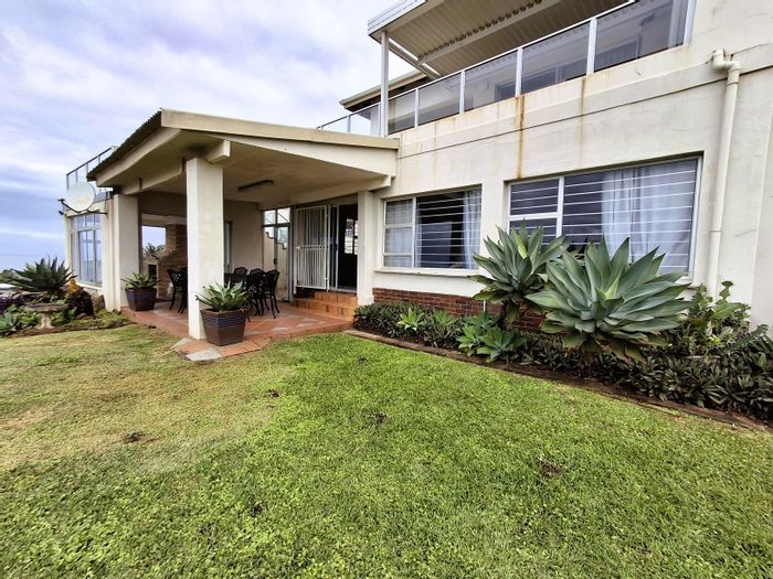 Ramsgate Apartment For Sale: Beachfront, communal pool, indoor braai, ocean views.