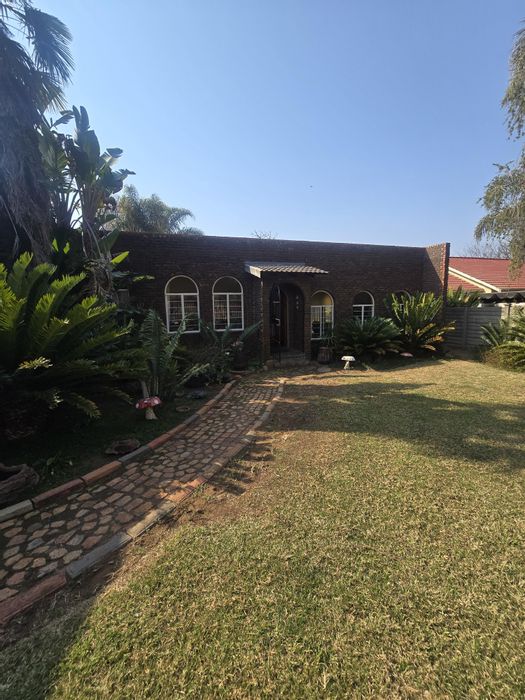 Rayton Central House For Sale: 4 Bedrooms, Pool, Lapa, Double Garage, Borehole.