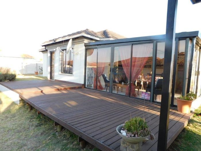 Rayton Central House For Sale: 2 beds, 2 baths, double carport, close to amenities.