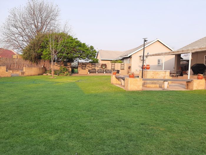 Erasmus House For Sale: Spacious home, flatlet, workshop, garden, and ample parking.