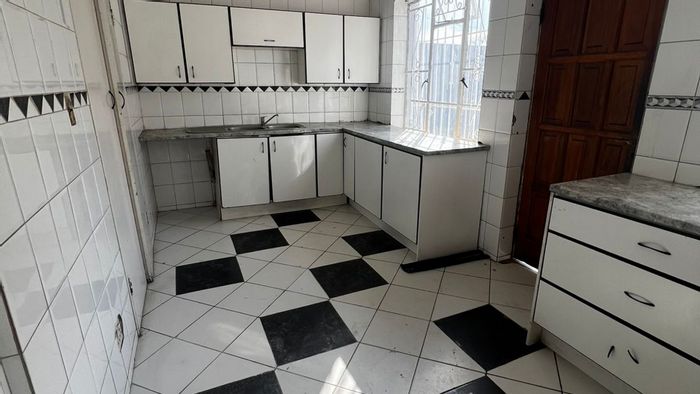 3-Bedroom House in Orange Grove For Sale with Cottages and Off-Street Parking.