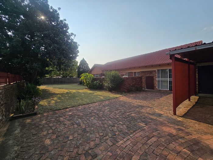 Rayton Central House For Sale: 3 beds, bachelor flat, lapa, spacious yard.