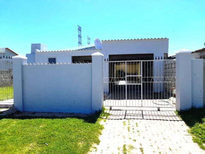 Bethelsdorp House For Sale: 3 bedrooms, built-in braai, secure yard, tandem garage.