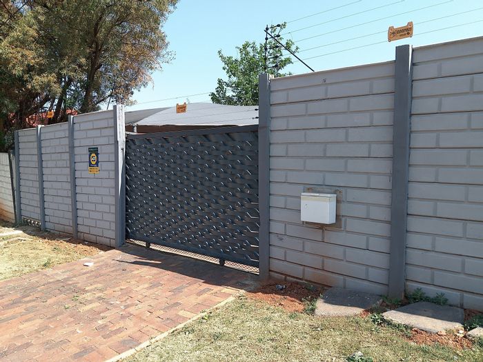 Cottage To Rent in Witpoortjie: 2 beds, pool, secure access, carport.
