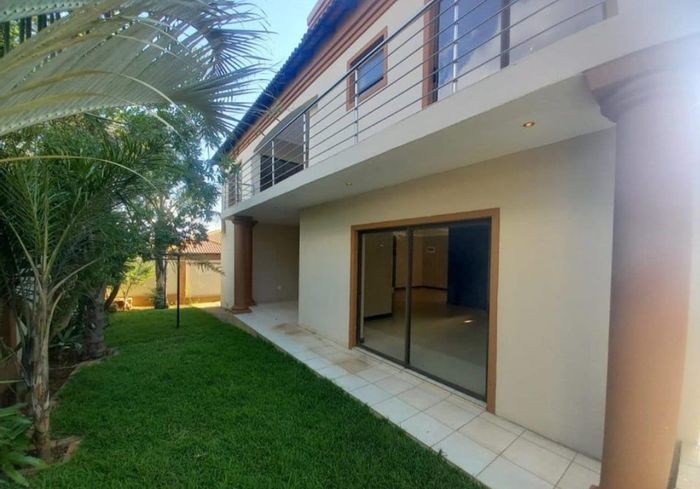 House To Rent in Amberfield: 5 bedrooms, pool, gas stove, double garage.