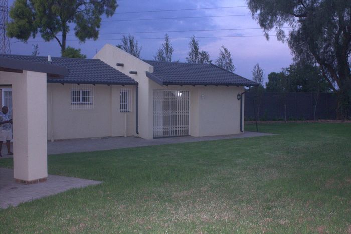 House to Rent in Crystal Park: 3 bedrooms, 2 baths, ideal for home or office.