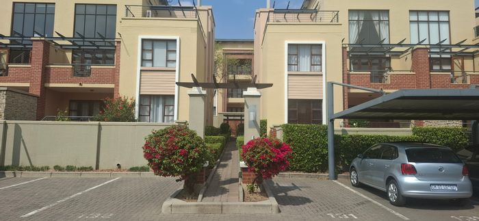 For Sale: 2-Bedroom Apartment in Douglasdale with Pool, Security, and Clubhouse Access.