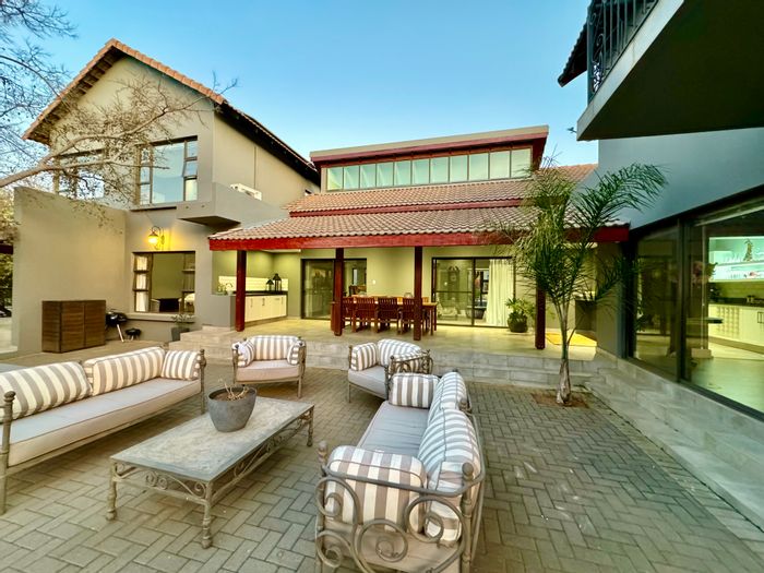 For Sale: House in Woodland Hills Wildlife Estate with pool, bar, and spacious garden.