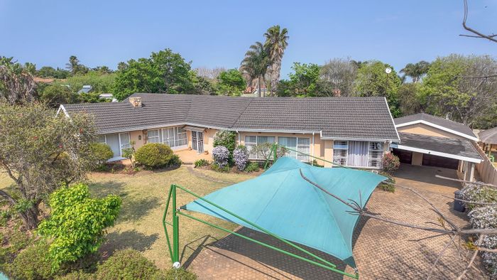 Spacious 6-bedroom house in Noordheuwel with entertainment area and cottage for sale.