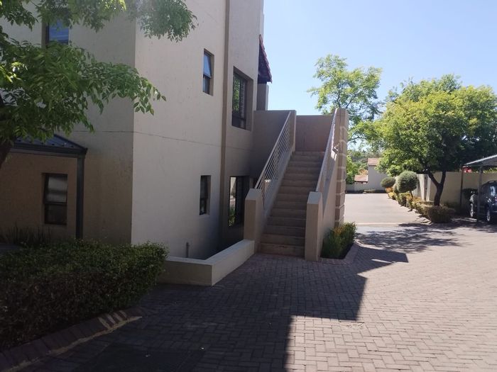 Fourways Apartment To Rent: 3 Bedrooms, Loft, Patios, Clubhouses, Pools, Tennis Courts.