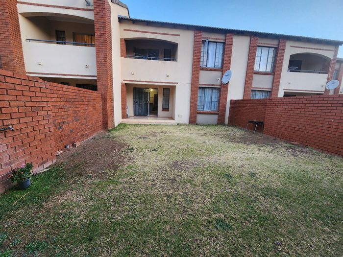 For Sale: 2-Bedroom Apartment in Mooikloof Ridge with Private Garden and Clubhouse Amenities.