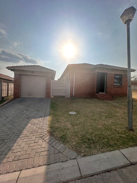 Olievenhoutbosch House For Sale: 3 beds, garage, landscaped yard, near schools and malls.