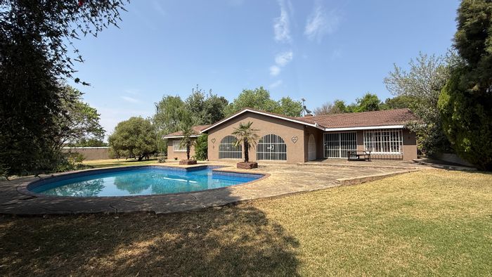 Althea House For Sale: Multiple residences, entertainment lapa, agricultural potential, and extensive amenities.