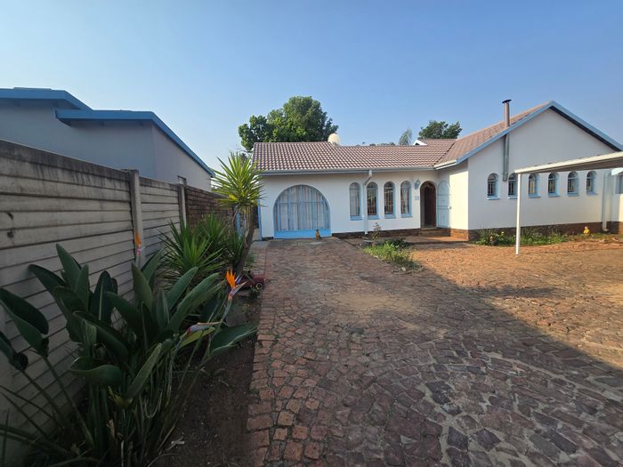 Rayton Central House For Sale: Spacious 3-bedroom home with pool, garden, and security.