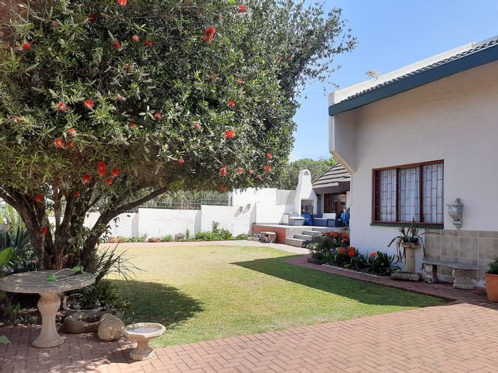 For Sale: House in Bronkhorstbaai with entertainment room, double garage, and dam views.