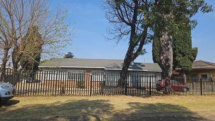 Cresslawn House For Sale: 3-bedroom, rental income, large stand, expansion potential.