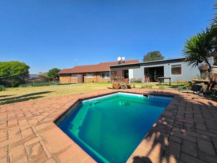 For Sale: Spacious 4-bedroom house in Rietkuil Central with pool and large garden.