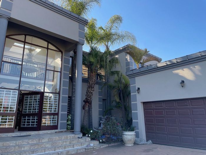 Glen Marais House To Rent: 4 Bedrooms, pool, entertainment space, secure estate living.