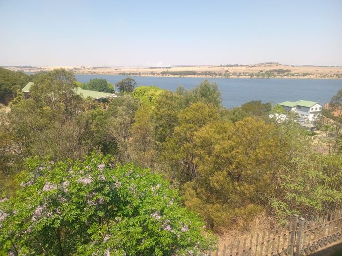 House for Sale in Kungwini Country Estate: 3 beds, dam views, double garage.