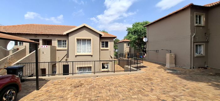 Wilgeheuwel Apartment For Sale: 2 Bedrooms, balcony with braai, park access.