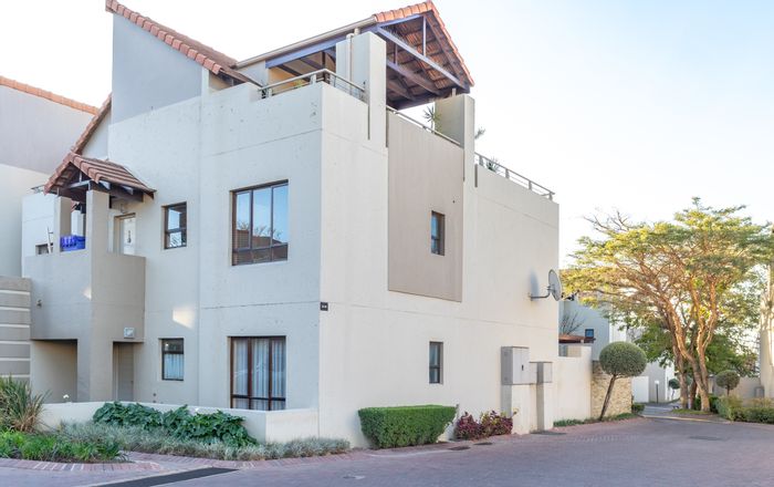 Fourways Apartment To Rent: 3 bedrooms, 2 patios, pools, clubhouse, and parks.