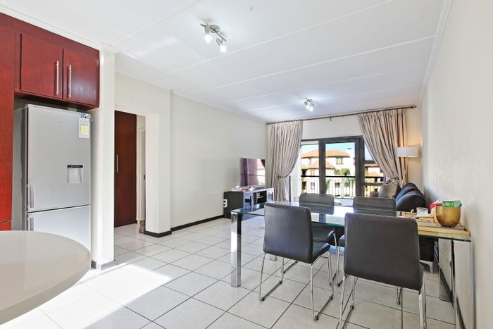 Paulshof Apartment To Rent: 2 beds, balcony, pool, squash courts, 24hr security.