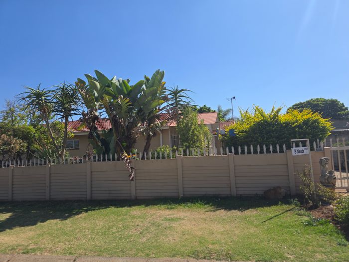 Rayton Central House For Sale: 3 beds, flatlet, entertainment area, secure parking.