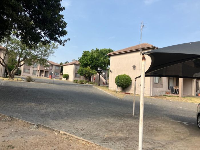 Vorna Valley Apartment For Sale: 2 Bedrooms, pool, playground, near Mall of Africa.