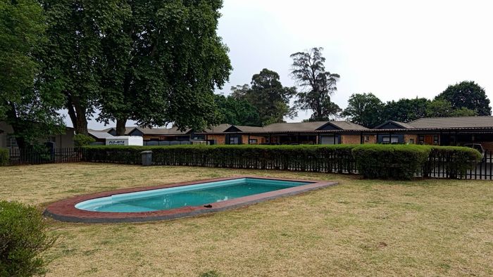 2-bedroom apartment to rent in Comet, pet-friendly with pool and security.