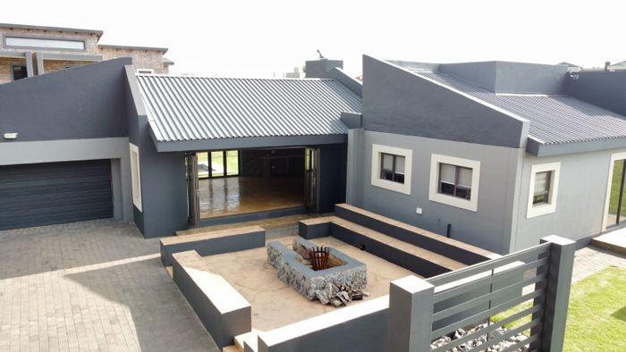 For Sale: House in Summer Place Estate with dam access, pool, and amenities.