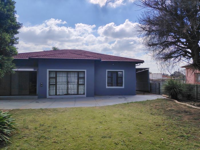 For Sale: House in Selection Park with pool, garage, and entertainment area.