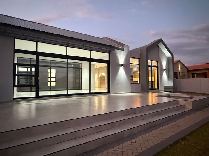 For Sale: House in Woodland Hills Bergendal with pool, garden, and spacious layout.