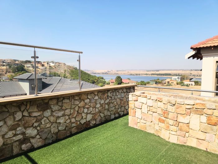 House for Sale in Kungwini Country Estate: 3 Bedrooms, Solar Panels, Boat Launch Access.