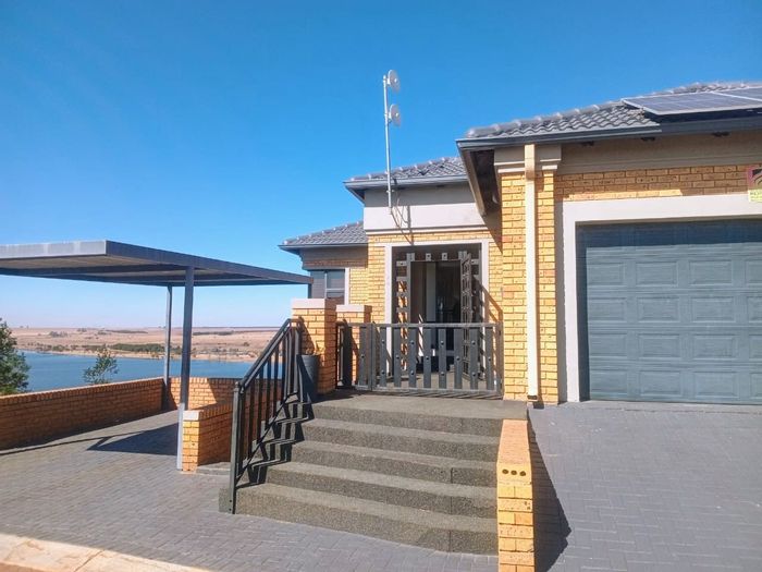 For Sale: House in Kungwini Country Estate with pool, flatlet, and dam views.