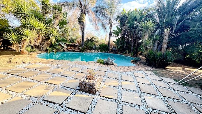 For Sale: House in Vorna Valley with 3 beds, pool, garden, and braai area.