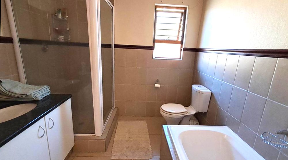 Main  en-suit bathroom