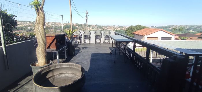 Bluff House For Sale: 3 beds, income cottage, golf views, parking, entertainment area.