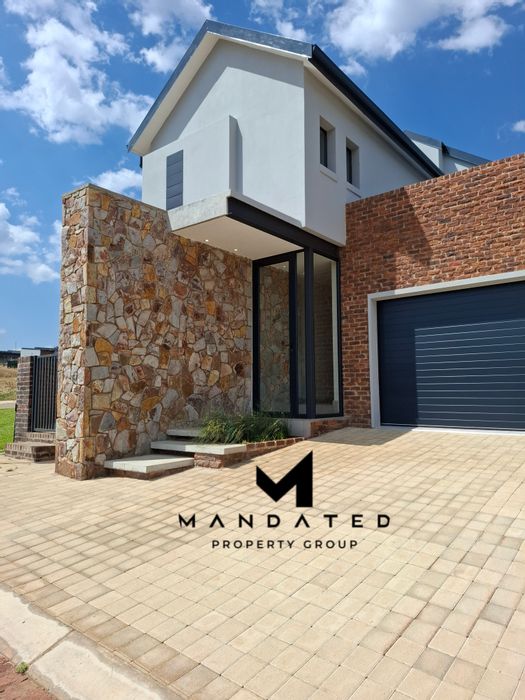 To Rent: House in Helderzicht Eco Estate with 3 bedrooms, solar panels, and patio.