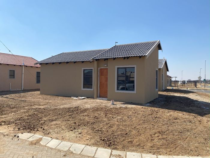 Affordable house for sale in Raceway: customizable options, secure living, close to amenities.