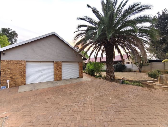 Fauna House For Sale: 4 Bedrooms, spacious garden, double garage, near schools.