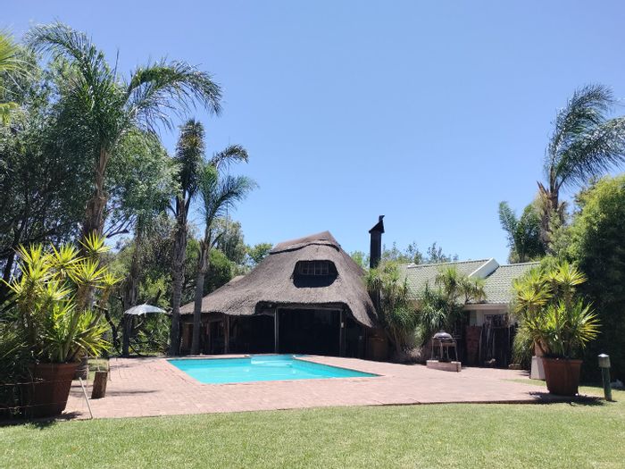 Langenhovenpark House For Sale: 4 beds, office space, pool, ample parking, investment potential.