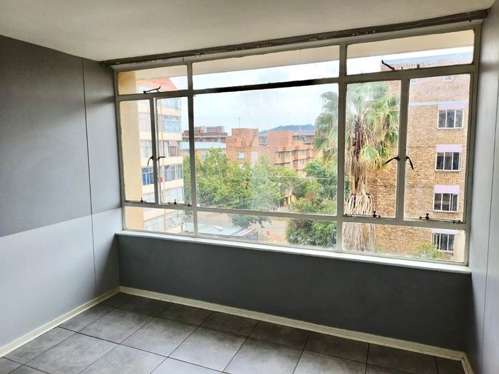 Sunnyside Apartment For Sale: 3 Bedrooms, 1.5 Baths, Close to Amenities.