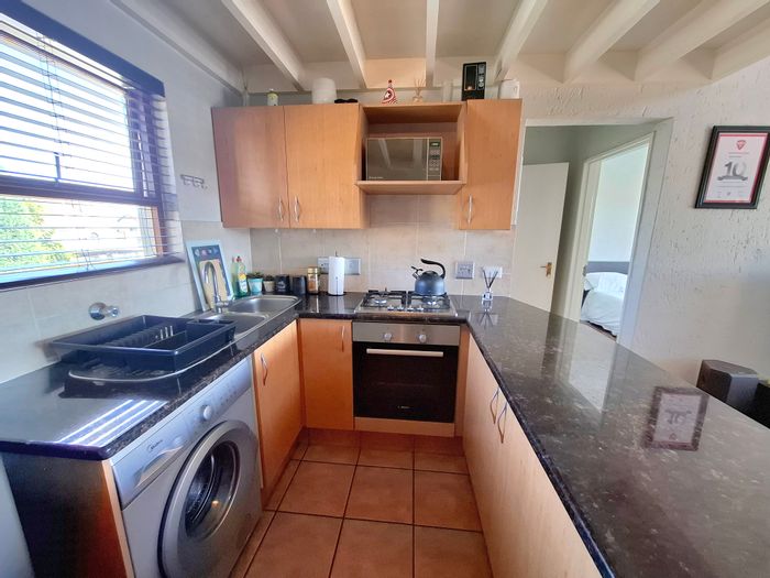 Sunninghill Apartment For Sale: 1 bed, loft, pool, tennis court, secure complex.