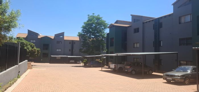 Honeydew Apartment For Sale: 2 beds, 2 baths, balcony, secure complex, covered parking.