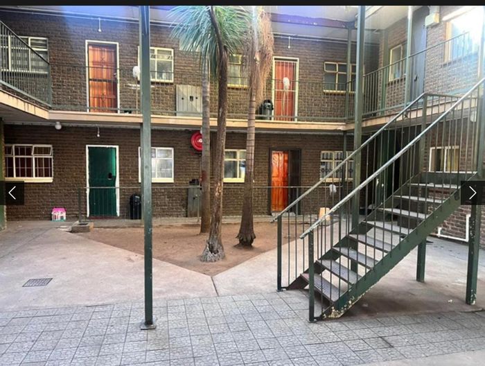 One-bedroom apartment for sale in Wonderboom with secure parking and spacious kitchen.