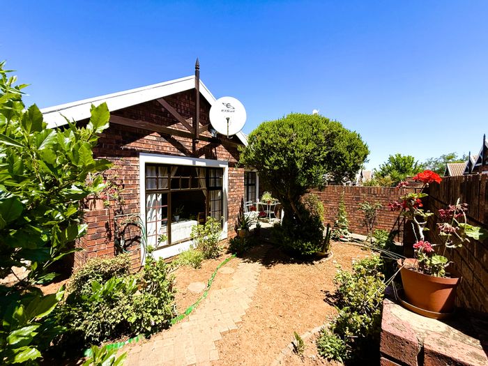 For Sale: Retirement Village in Dan Pienaar with 24-hour security and amenities.