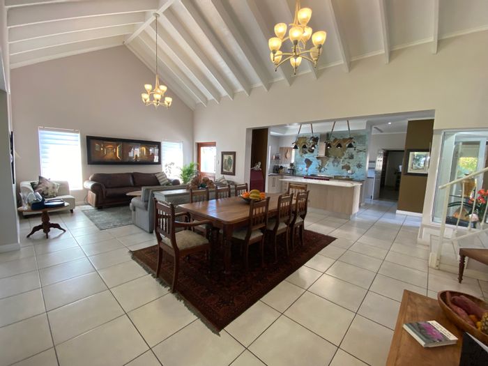 For Sale: House in Kraaibosch Manor with flatlet, garden, and mountain views.