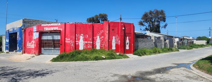 House for sale in Mfuleni: One bedroom, shop area, parking, walking distance to taxis.