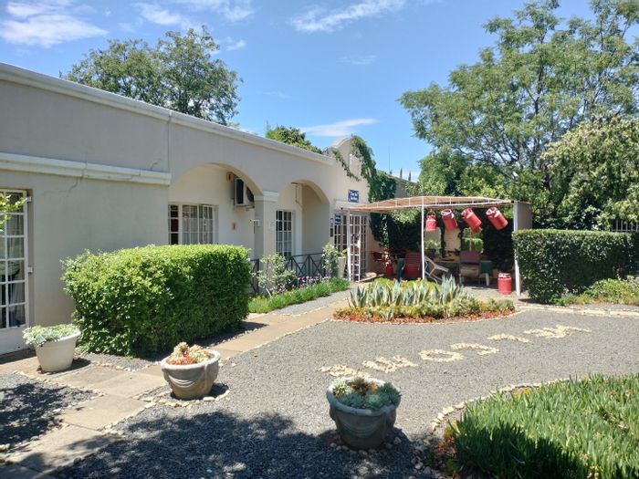 House for Sale in Universitas: Guesthouse with 12 rooms, ample parking, and garden.